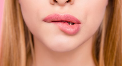 Opryszczka wargowa – fazy. Jak przebiega choroba?