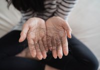 Wypadanie włosów a tarczyca - dlaczego włosy wypadają i jak zahamować ten proces?